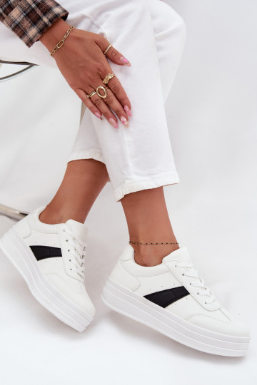 Zapatillas modelo zapatos. Femenino con una plataforma el color blanco Elvessia