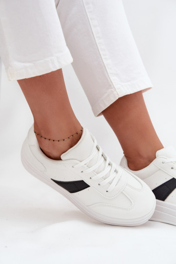 Zapatillas modelo zapatos. Femenino con una plataforma el color blanco Elvessia 2