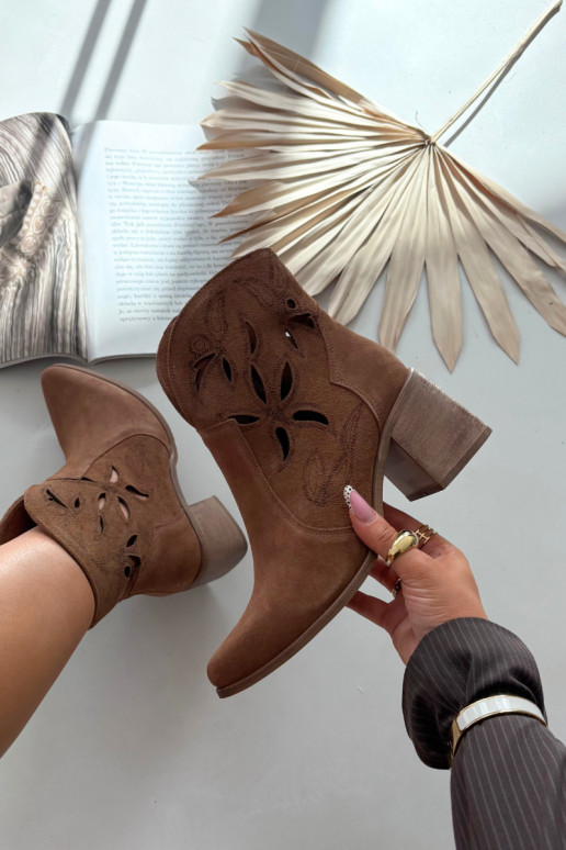 Botas de mujer con elementos caladosActivadoturalnego de gamuzau con tacones Zazoo 3690 color marrón