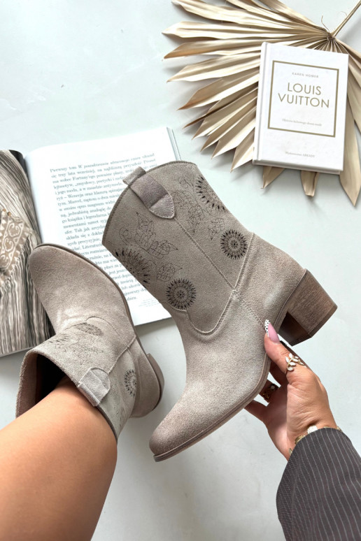 de gamuza Piel Botas de mujer con elementos calados con tacones Zazoo 3844 color capuchino