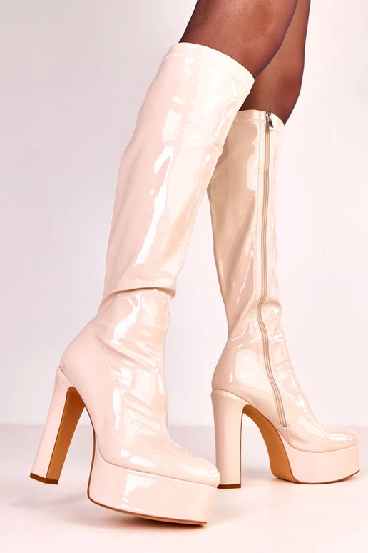 Botas de tacón alto de charol color... Botas de tacón alto de charol color...