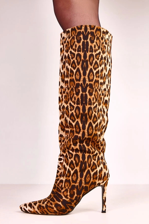 Botas altas de estampado leopardo... Botas altas de estampado leopardo...