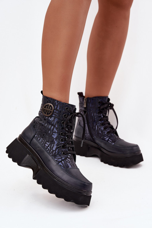 Piel Botas de mujer con una plataforma con escritos I Ozdobnym Detalem Artiker 57C2271 azul oscuro Piel Botas de mujer con una plataforma con escritos I Ozdobnym Detalem Artiker 57C2271 azul oscuro