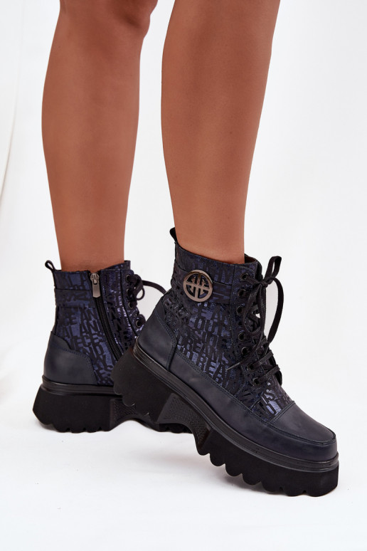 Piel Botas de mujer con una plataforma con escritos I Ozdobnym Detalem Artiker 57C2271 azul oscuro Piel Botas de mujer con una plataforma con escritos I Ozdobnym Detalem Artiker 57C2271 azul oscuro