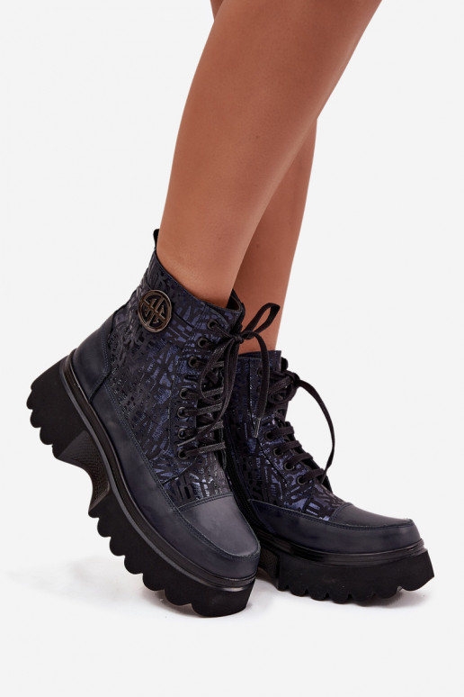 Piel Botas de mujer con una plataforma con escritos I Ozdobnym Detalem Artiker 57C2271 azul oscuro Piel Botas de mujer con una plataforma con escritos I Ozdobnym Detalem Artiker 57C2271 azul oscuro
