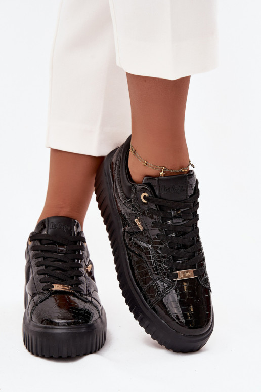 con efecto barniz Zapatillas modelo zapatos. Femenino con una plataforma Lee Cooper LCJ-25-09-3870 de color negro con efecto barniz Zapatillas modelo zapatos. Femenino con una plataforma Lee Cooper LCJ-25-09-3870 de color negro