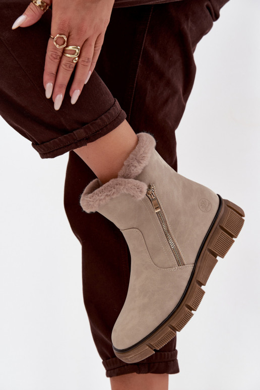 Botas de nieve Femenino con una plataforma con un abrigo de piel beige Briselle Botas de nieve Femenino con una plataforma con un abrigo de piel beige Briselle