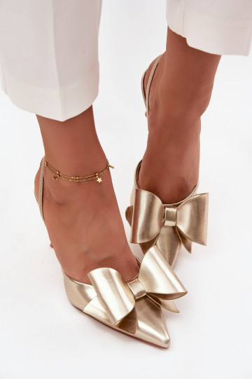 Zapatos de tacón con talones abiertos y lazo color dorado Eklevia