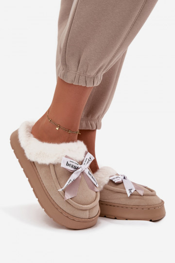 Zapatillas de mujer con pelaje y lazo, color arena "Fenella"