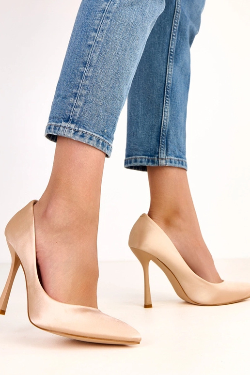 Zapatos de tacón alto color arena con... Zapatos de tacón alto color arena con...