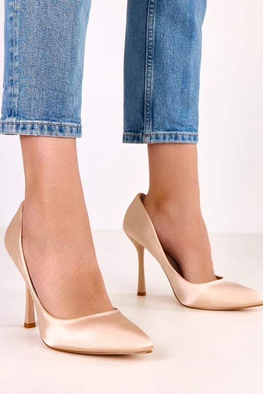 Zapatos de tacón alto color arena con... Zapatos de tacón alto color arena con...