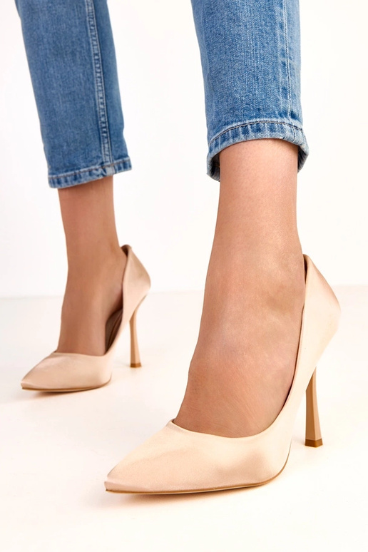 Zapatos de tacón alto color arena con... Zapatos de tacón alto color arena con...