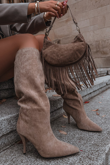 Botas largas de mujer de modelo sin talón con tacones delgados de ante sintético color arena Noretta
