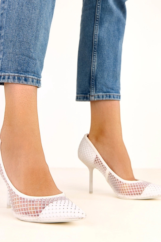 Zapatos de tacón alto blancos de... Zapatos de tacón alto blancos de...