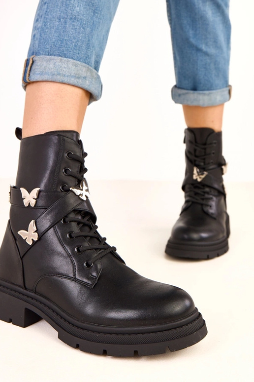 Botines negros con decoraciones de... Botines negros con decoraciones de...