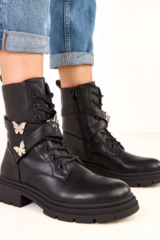 Botines negros con decoraciones de... Botines negros con decoraciones de...