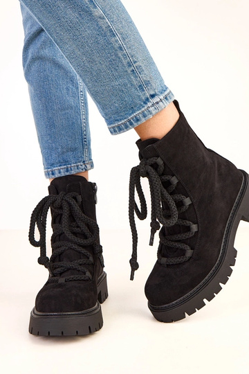 Botines negros con cordones...