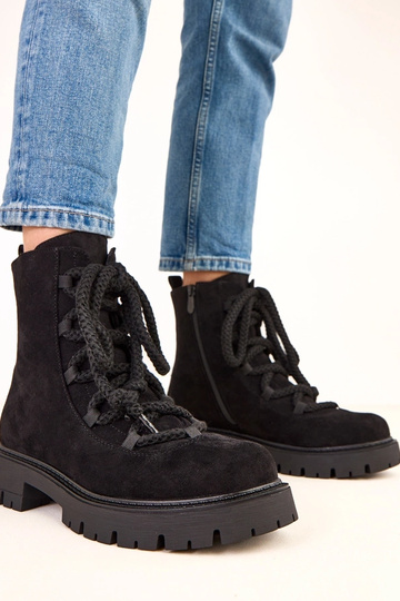 Botines negros con cordones... 2