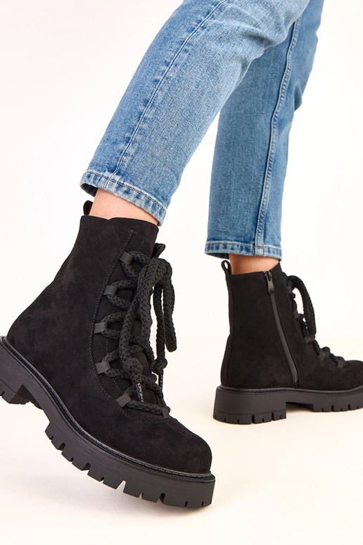 Botines negros con cordones... Botines negros con cordones...