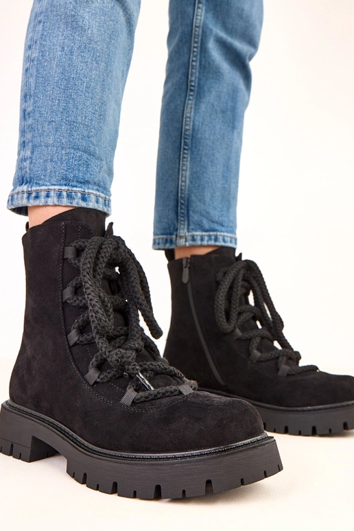 Botines negros con cordones... Botines negros con cordones...