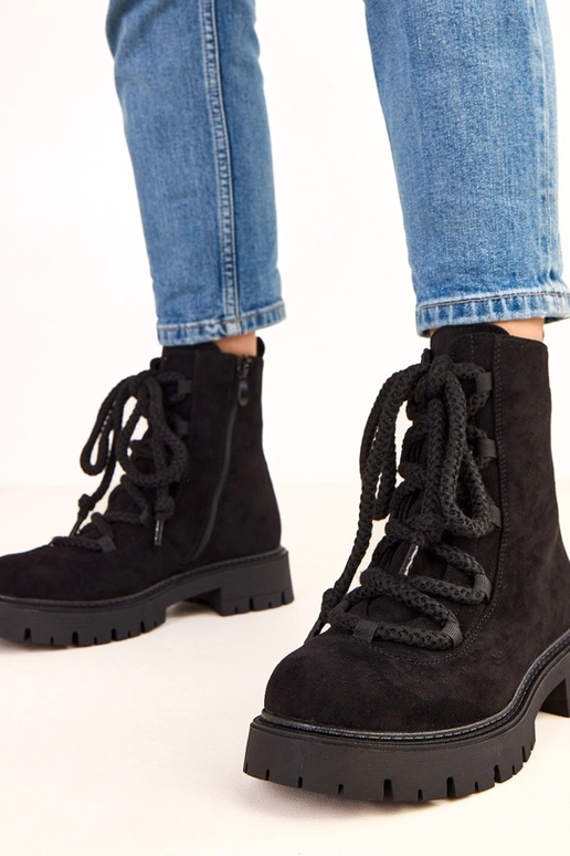 Botines negros con cordones... Botines negros con cordones...