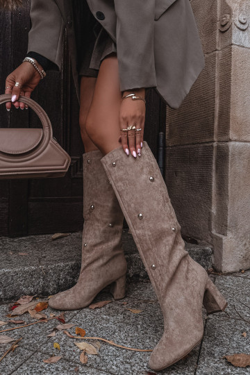 Botas largas cálidas para mujer con tacones y detalles decorativos color arena Lucinda 2