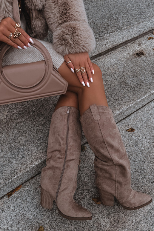 calentamiento botas estilo vaquero con taconesde gamuza ecológicau beige Tiene quevine calentamiento botas estilo vaquero con taconesde gamuza ecológicau beige Tiene quevine