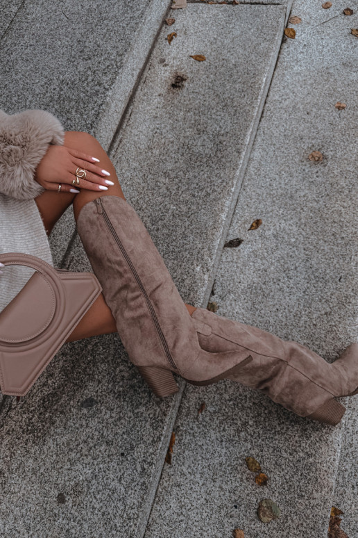 calentamiento botas estilo vaquero con taconesde gamuza ecológicau beige Tiene quevine calentamiento botas estilo vaquero con taconesde gamuza ecológicau beige Tiene quevine