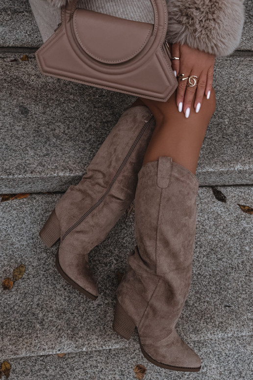 calentamiento botas estilo vaquero con taconesde gamuza ecológicau beige Tiene quevine calentamiento botas estilo vaquero con taconesde gamuza ecológicau beige Tiene quevine