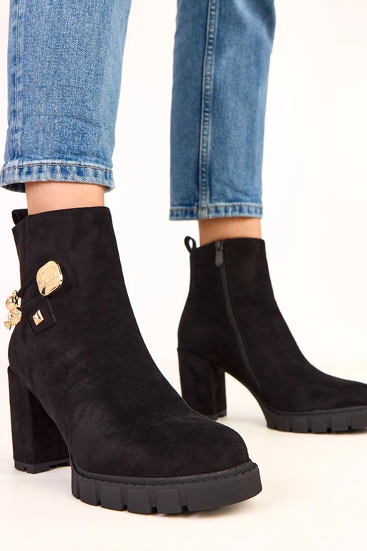 Botines negros con decoración de... Botines negros con decoración de...