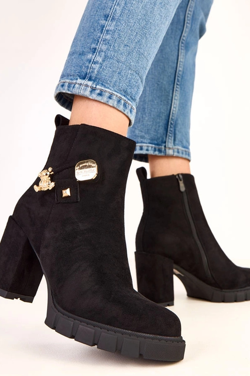 Botines negros con decoración de... Botines negros con decoración de...