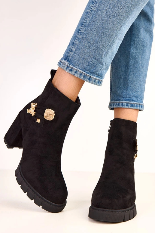 Botines negros con decoración de... Botines negros con decoración de...