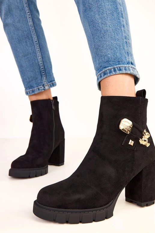 Botines negros con decoración de... Botines negros con decoración de...