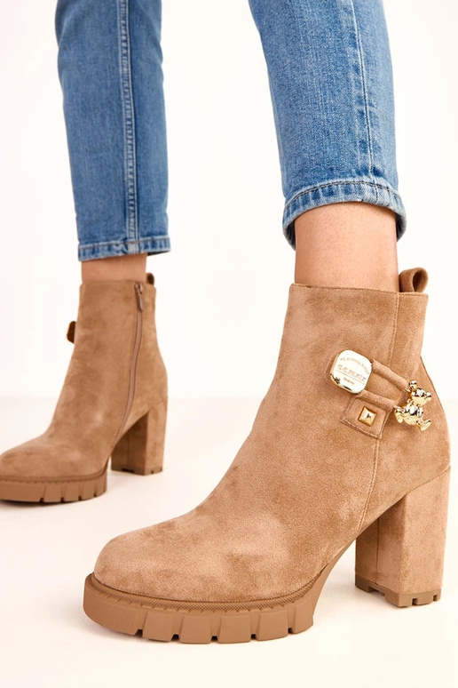 Botines marrones con decoración de...