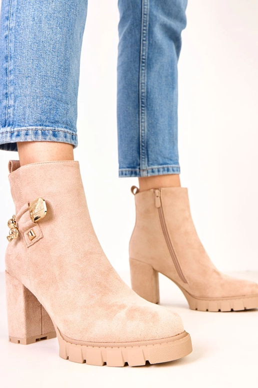 Botines color arena con decoración de... Botines color arena con decoración de...