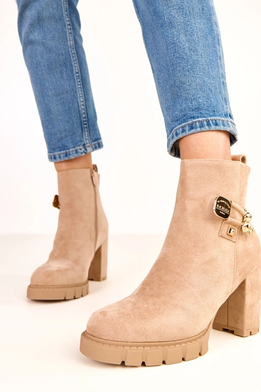 Botines color arena con decoración de... Botines color arena con decoración de...