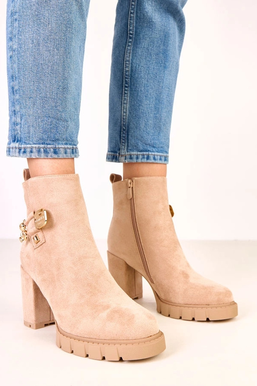 Botines color arena con decoración de... Botines color arena con decoración de...