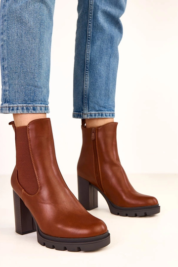 Botines marrones con tira...