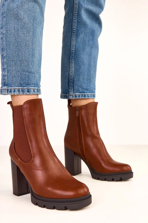 Botines marrones con tira elástica... Botines marrones con tira elástica...