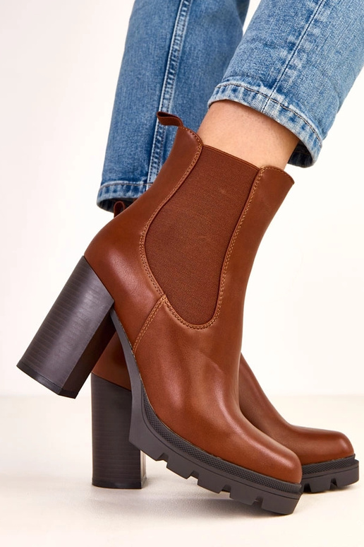 Botines marrones con tira elástica... Botines marrones con tira elástica...