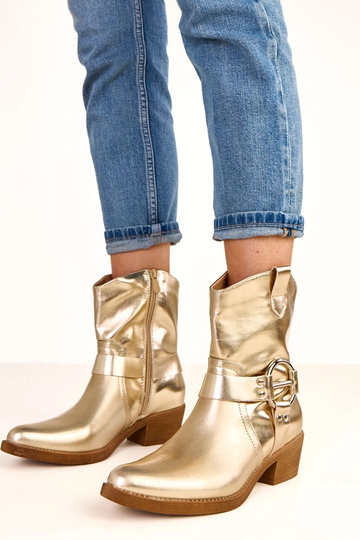 Botas de vaquero doradas con tacón y hebilla decorativa Cedisa