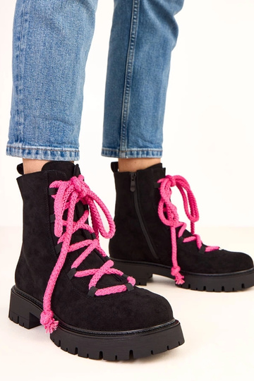 Botines negros con cordones decorativos rosas Gabria