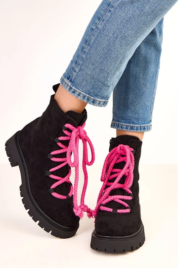 Botines negros con cordones decorativos rosas Gabria 2