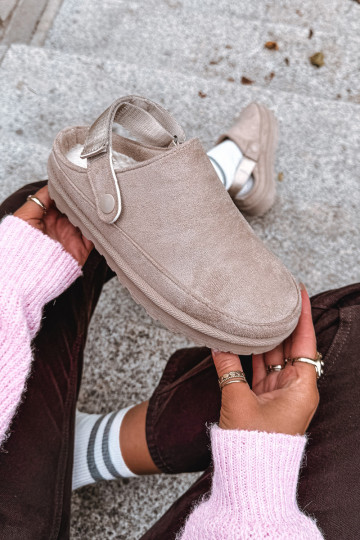 Zapatillas de casa cálidas de mujer con forro de piel y plataforma color arena Azida 2