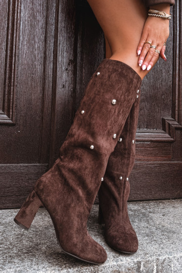 Botas largas cálidas para mujer con tacones y detalles decorativos color chocolate Lucinda 2