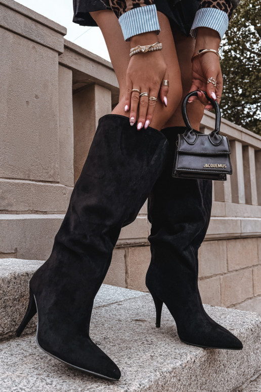 Un modelo convincente botas de mujer con tacones finosde gamuza ecológicau de color negro Noretta Un modelo convincente botas de mujer con tacones finosde gamuza ecológicau de color negro Noretta