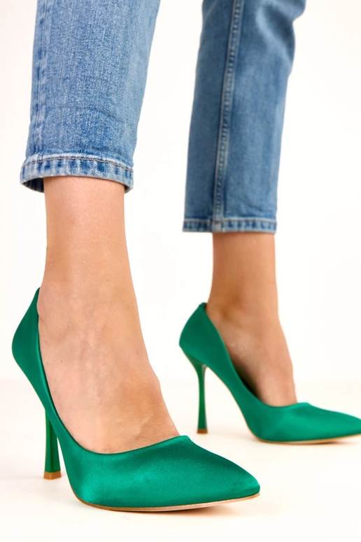 Tacones verdes con acabado de satén... Tacones verdes con acabado de satén...
