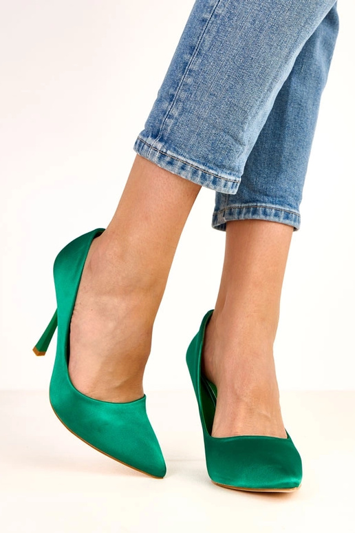 Tacones verdes con acabado de satén... Tacones verdes con acabado de satén...