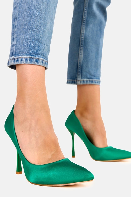 Tacones verdes con acabado de satén... Tacones verdes con acabado de satén...