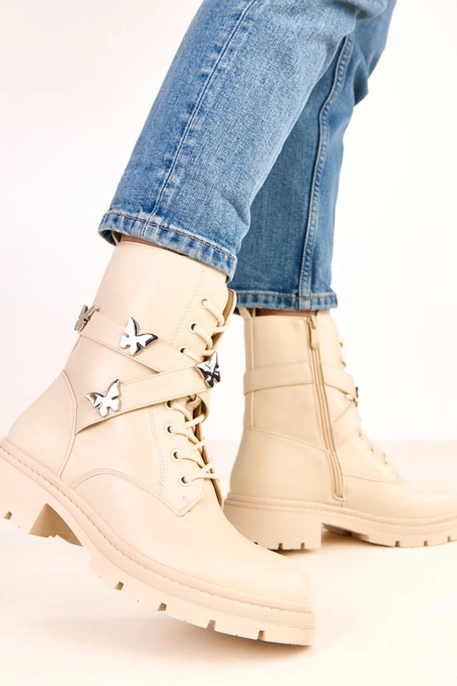 Botines beige adornados con mariposas... Botines beige adornados con mariposas...